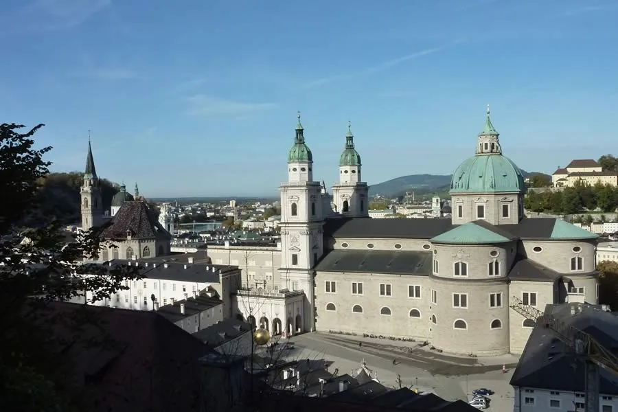 Blick vom Mönchsberg auf den Salzburger Dom. Der bogen spannt sich von Franziskanerkirche zum Kapuzinerkloster